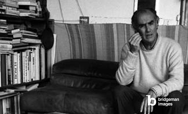 Il compositore Luigi Nono nella sua casa di Venezia, 1981 © Archivio Arici / Bridgeman Images
