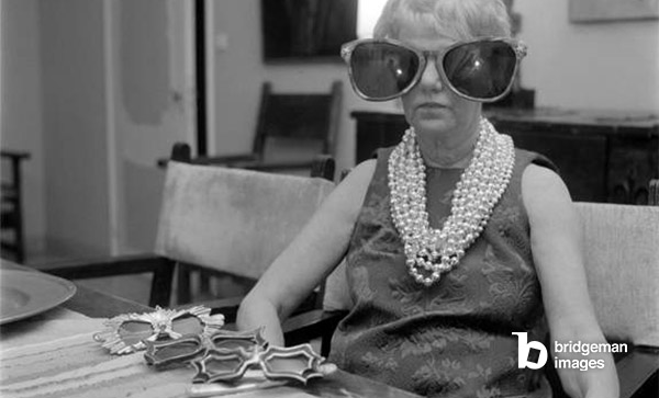 La collezionista Peggy Guggenheim (con occhialoni) nella sua casa di Venezia, anni 60 Photo © Archivio Arici / Bridgeman Images