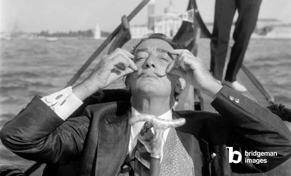 THE ARTIST PAINTER SALVADOR DALI IN GONDOLA - VENICE - 1961