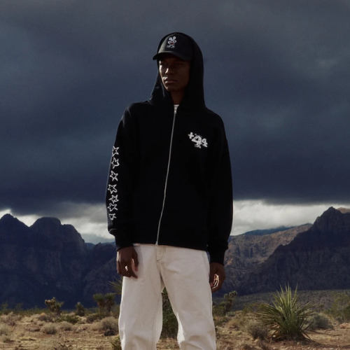 Per questo progetto, Steadman ha prodotto una serie di opere d'arte, loghi e grafiche originali per Plus44, insieme a versioni reinventate delle sue immagini più iconiche.