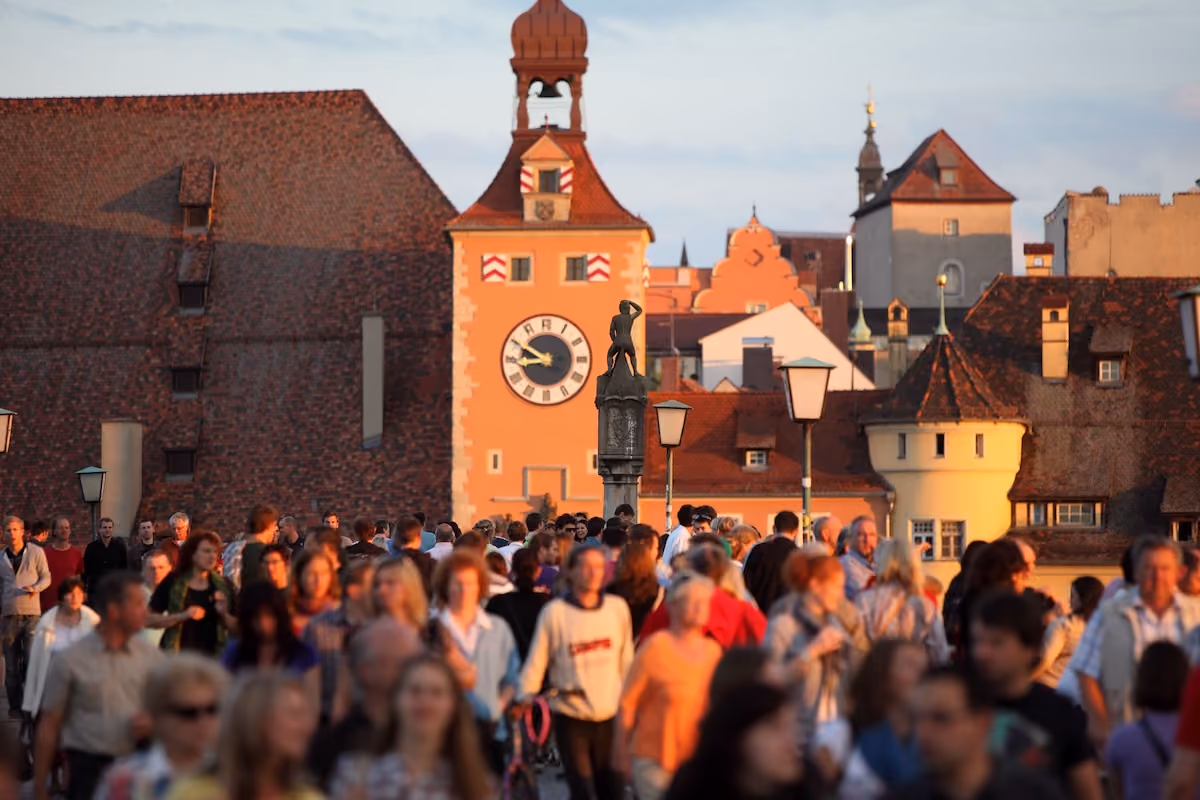 Besucherinnen und Besucher beim Bürgerfest 2011 vor der Regensburger Altstadtkulisse.