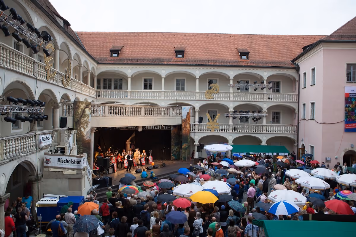 Bühnenprogramm vor Publikum im Innenhof beim Regensburger Bürgerfest 2013.
