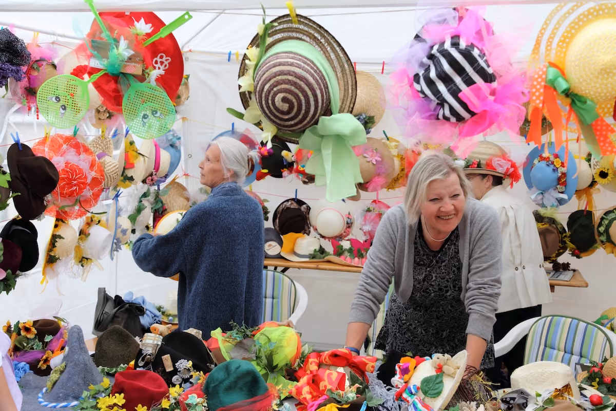 Bunter Hutstand mit Besucherinnen beim Regensburger Bürgerfest 2011.