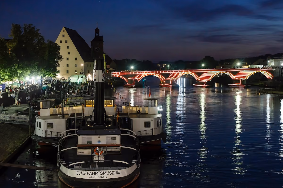 Beleuchtete Steinerne Brücke und Schifffahrtsmuseum beim Bürgerfest 2017.