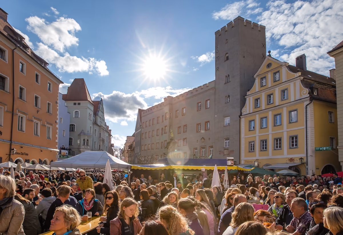 Gut besuchter Altstadtplatz bei Sonnenschein während des Bürgerfests 2015.