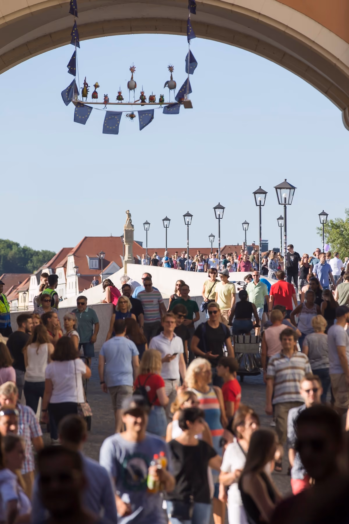 Viele Gäste auf der Steinernen Brücke beim Regensburger Bürgerfest 2019.