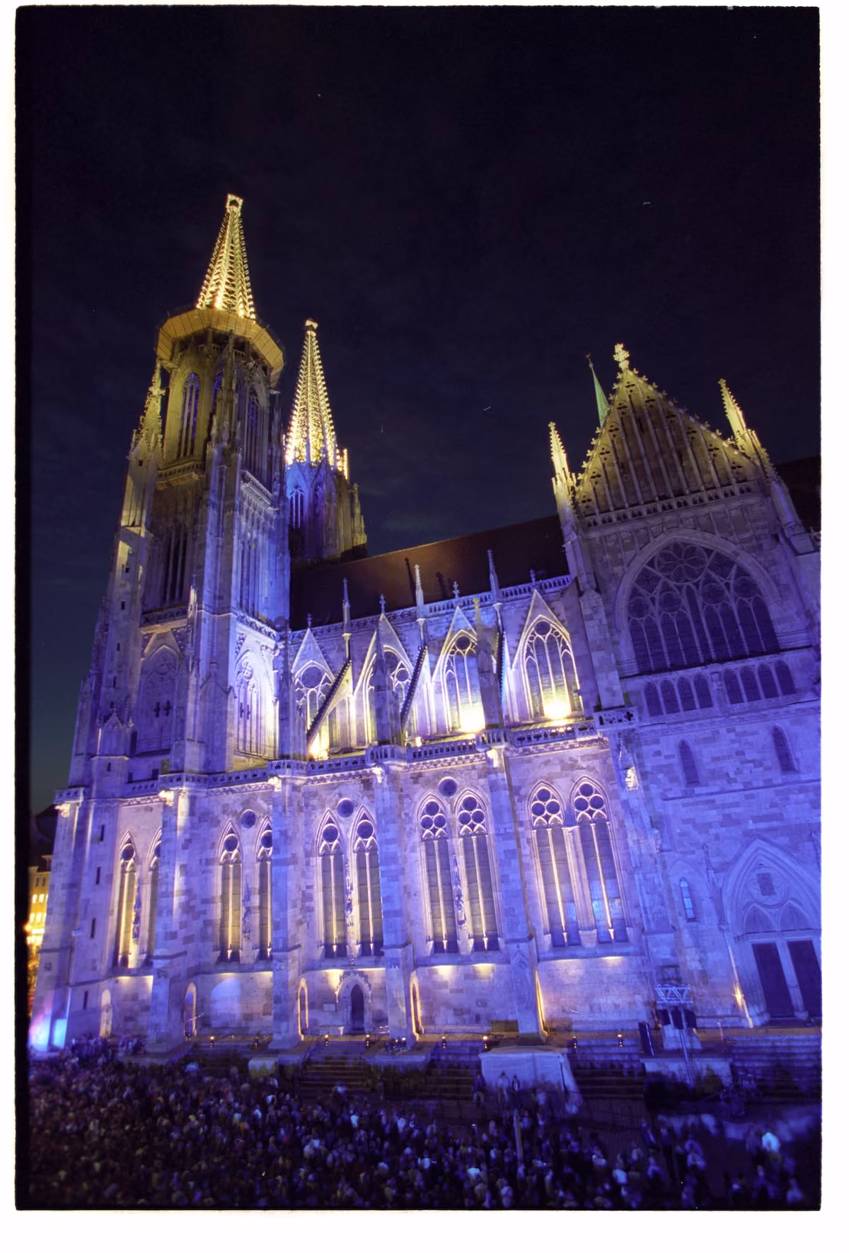 Der farbig beleuchtete Regensburger Dom beim Bürgerfest 2001 in der Nacht.