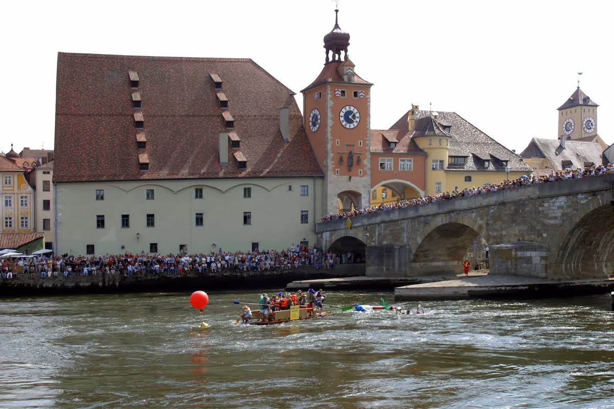 Floß und Schwimmer auf der Donau vor der Steinernen Brücke beim Bürgerfest 2003.