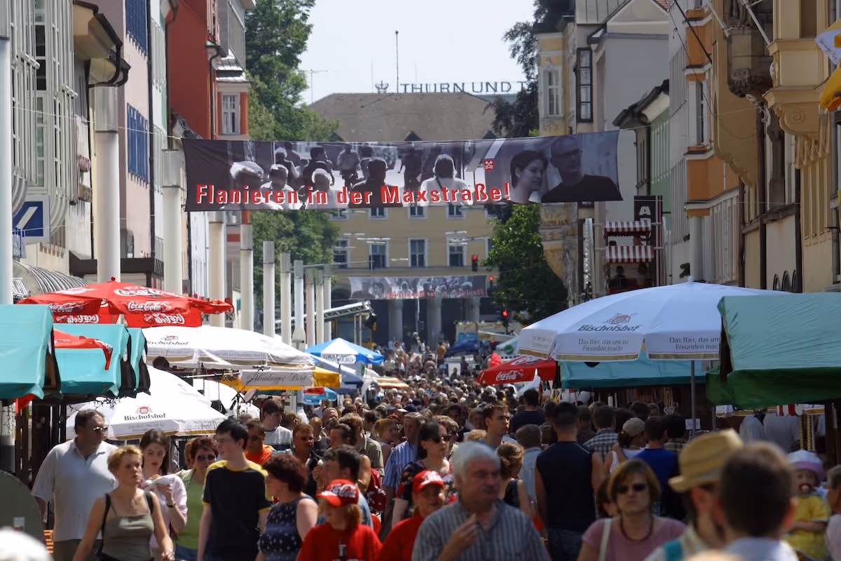 Dichtes Besucheraufkommen in der Maximilianstraße beim Bürgerfest 2003.