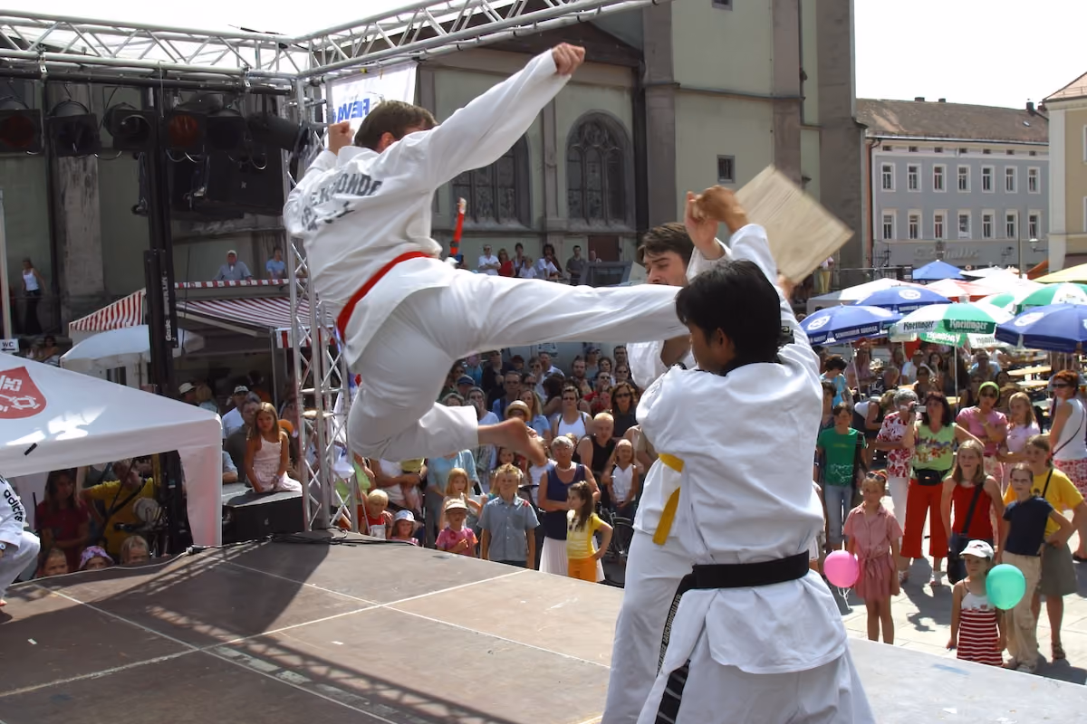 Taekwondo-Vorführung mit Bruchtest auf einer Bühne beim Bürgerfest 2005.