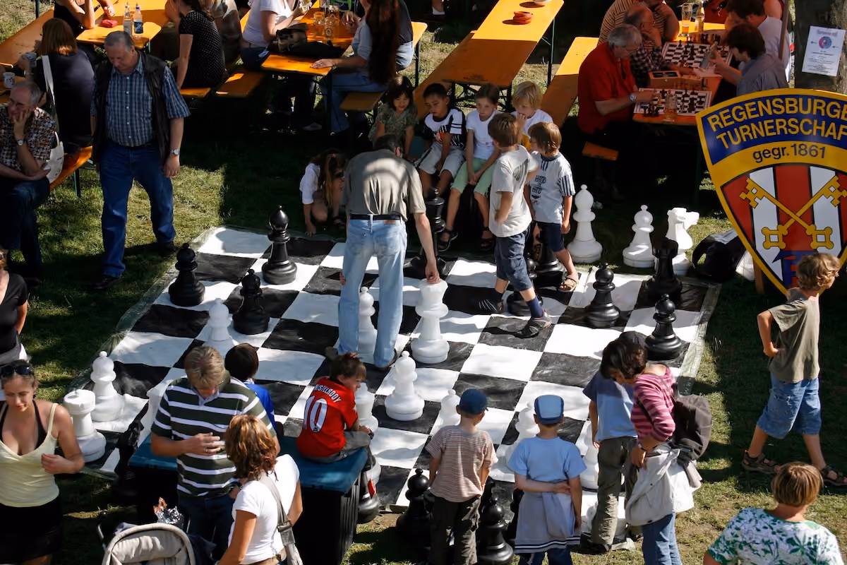 Kinder und Erwachsene spielen Großschach beim Regensburger Bürgerfest 2007.