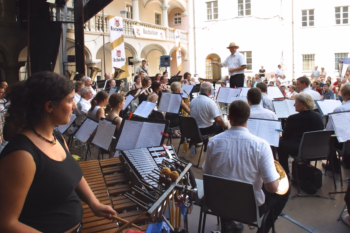 Blasorchester bei einem Konzert im Innenhof während des Bürgerfests 2005.