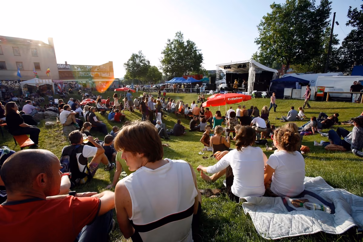Bürgerfestgäste sitzen auf einer Wiese vor der Konzertbühne im Jahr 2009.