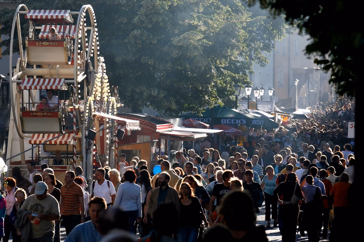 Riesenrad und dichtes Besucheraufkommen in der Altstadt beim Bürgerfest 2007.