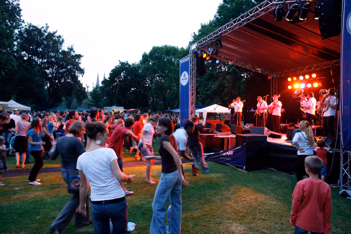 Gäste tanzen vor einer Konzertbühne beim Regensburger Bürgerfest 2009.