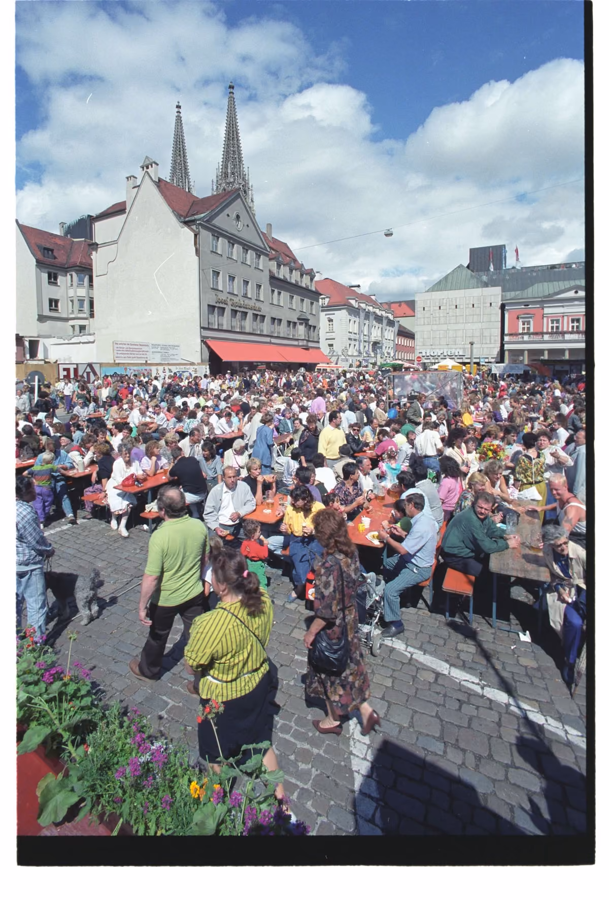 Dicht besetzter Altstadtplatz mit Bierbänken beim Regensburger Bürgerfest 1990.