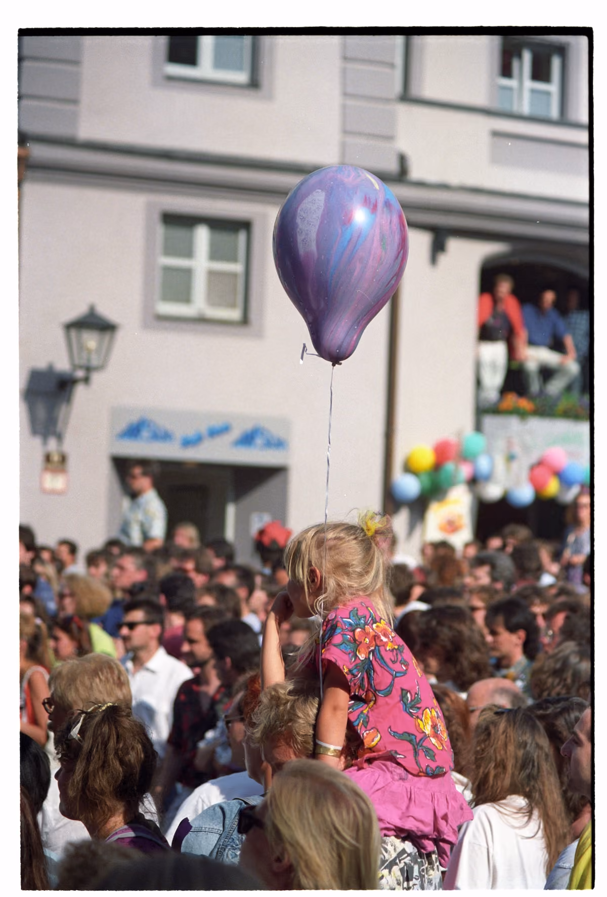 Kind mit violettem Luftballon in der Menschenmenge beim Bürgerfest 1992.