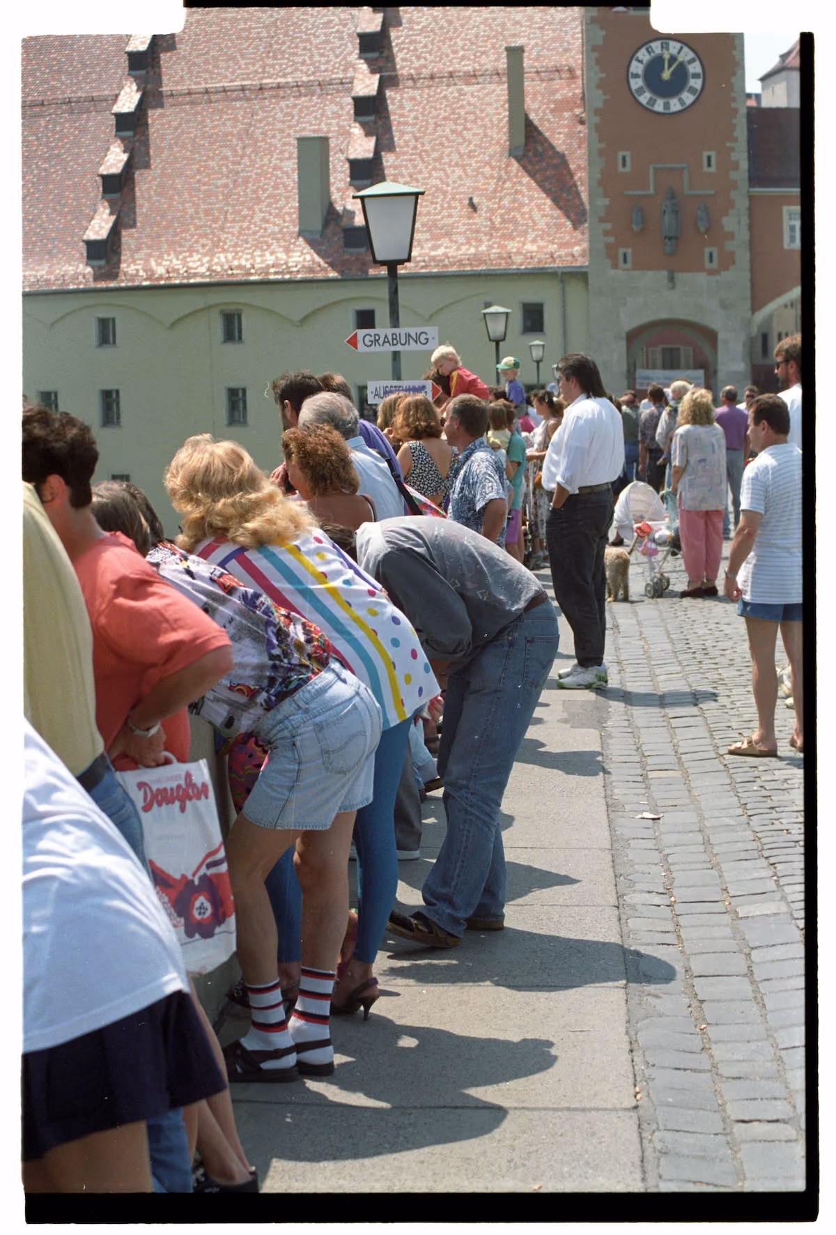 Zuschauerinnen und Zuschauer entlang der Straße beim Regensburger Bürgerfest 1992.
