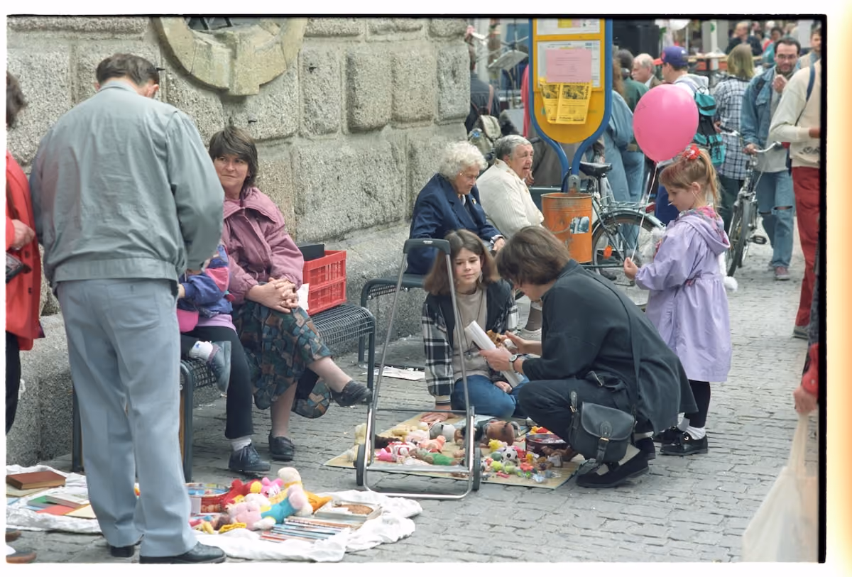 Flohmarkt mit Spielsachen und Familien in der Regensburger Altstadt beim Bürgerfest 1995.
