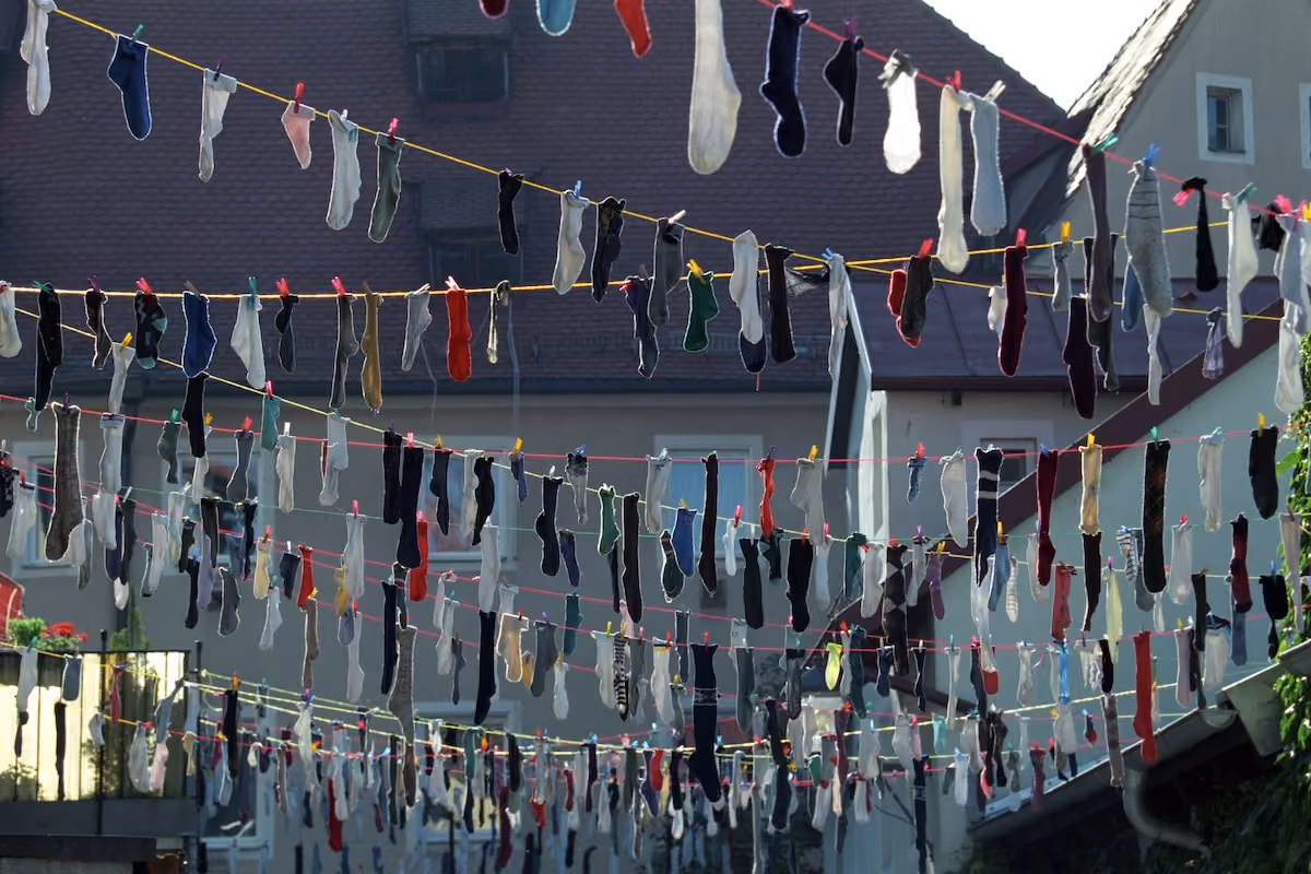 Kunstinstallation aus vielen aufgehängten Socken beim Regensburger Bürgerfest 1999.