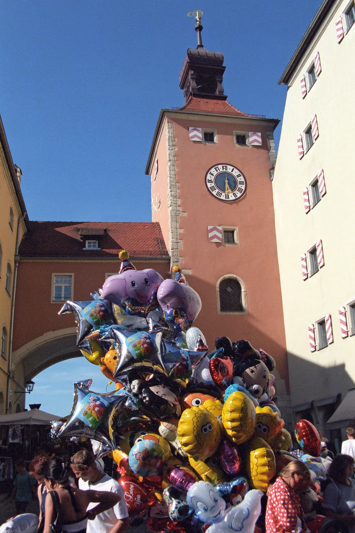 Bunte Figurenballons vor dem Brückturm beim Regensburger Bürgerfest 1999.