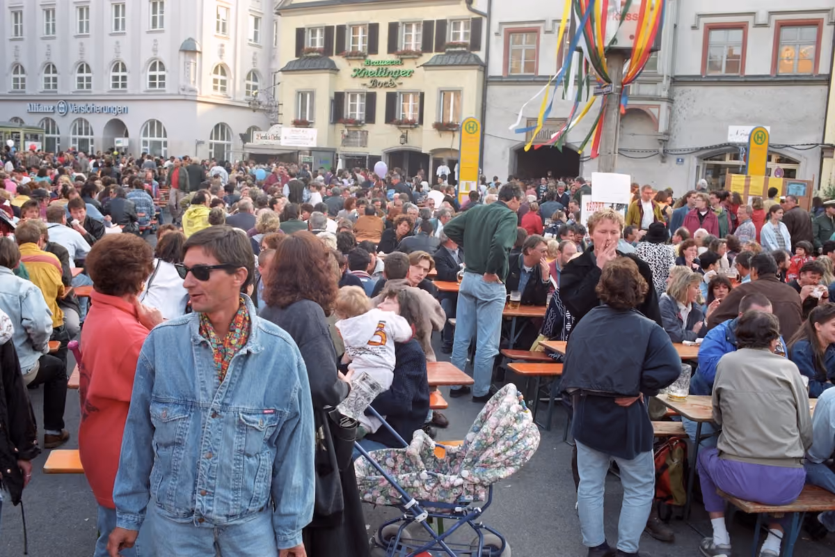 Gut besuchter Altstadtplatz mit Bierbänken beim Regensburger Bürgerfest 1995.