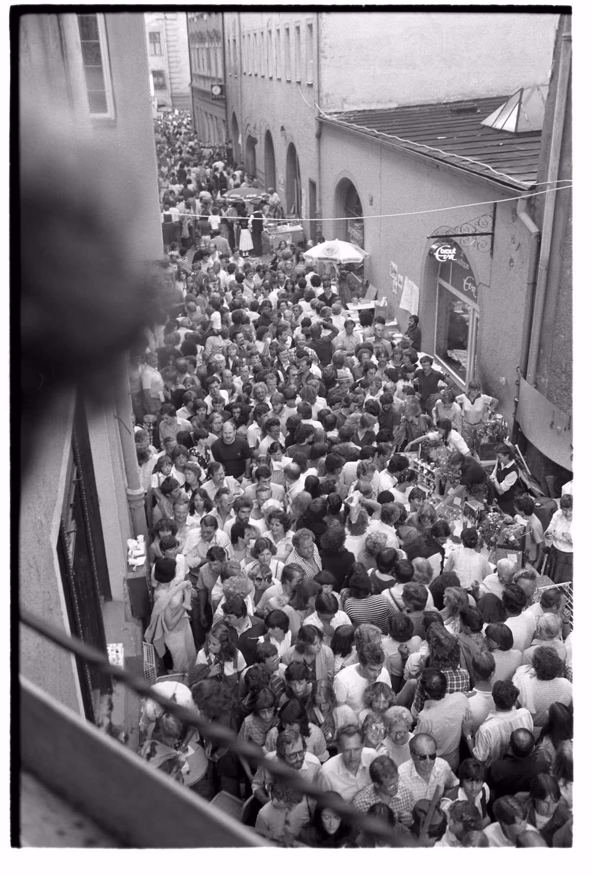 Dichtes Besucheraufkommen in einer Altstadtgasse beim Regensburger Bürgerfest 1981.