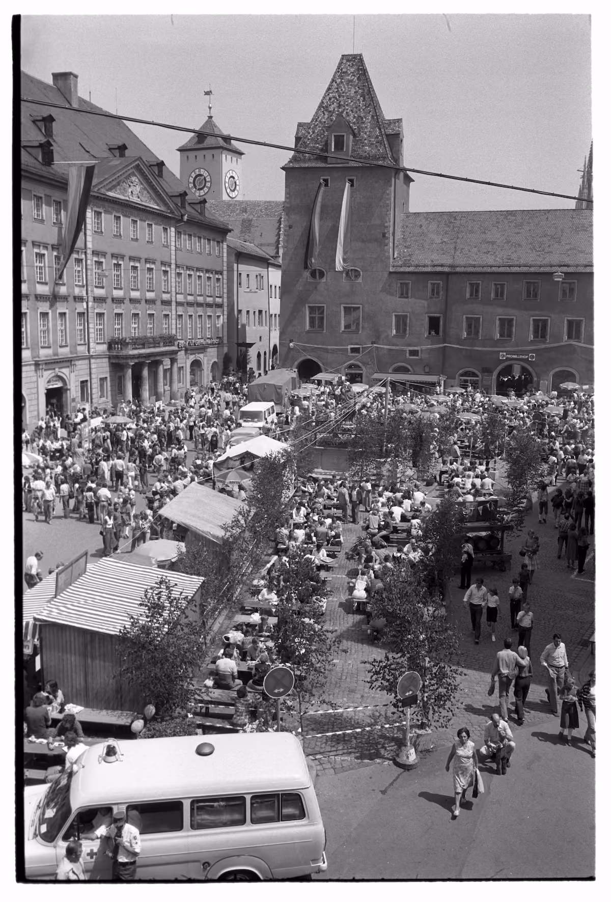 Blick über einen dicht besuchten Altstadtplatz beim Regensburger Bürgerfest 1981.