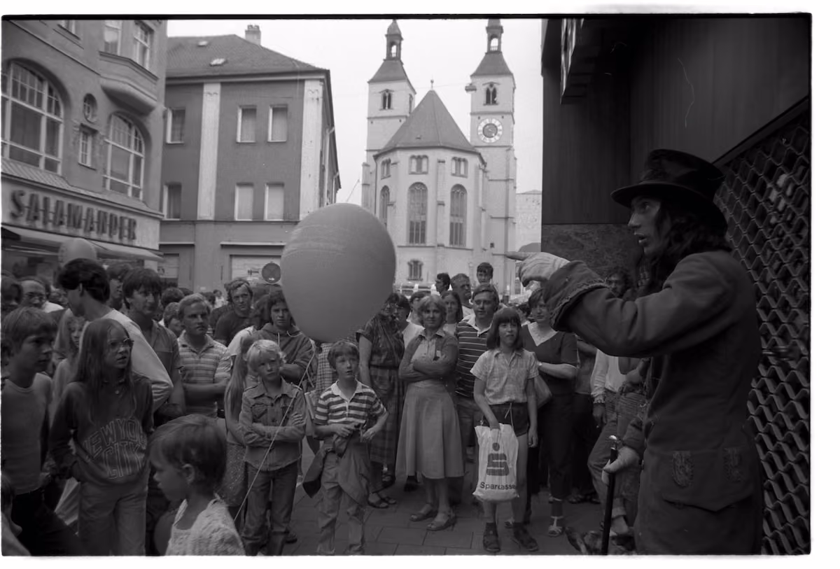 Straßenkünstler vor Publikum und der Neupfarrkirche beim Regensburger Bürgerfest 1983.