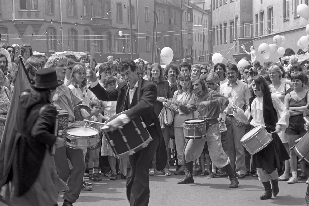 Trommelgruppe bei einer Straßenaufführung vor Publikum beim Bürgerfest 1983.