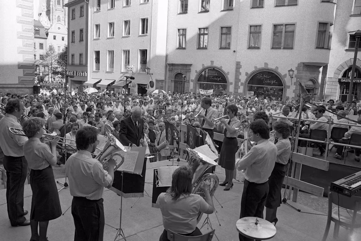 Bläserensemble spielt vor großem Publikum beim Regensburger Bürgerfest 1986.