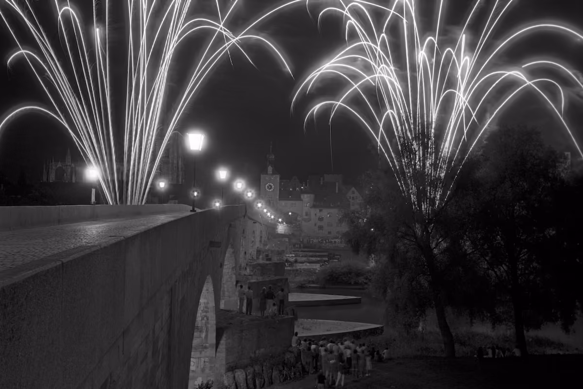 Feuerwerk über der Steinernen Brücke beim Regensburger Bürgerfest 1986.