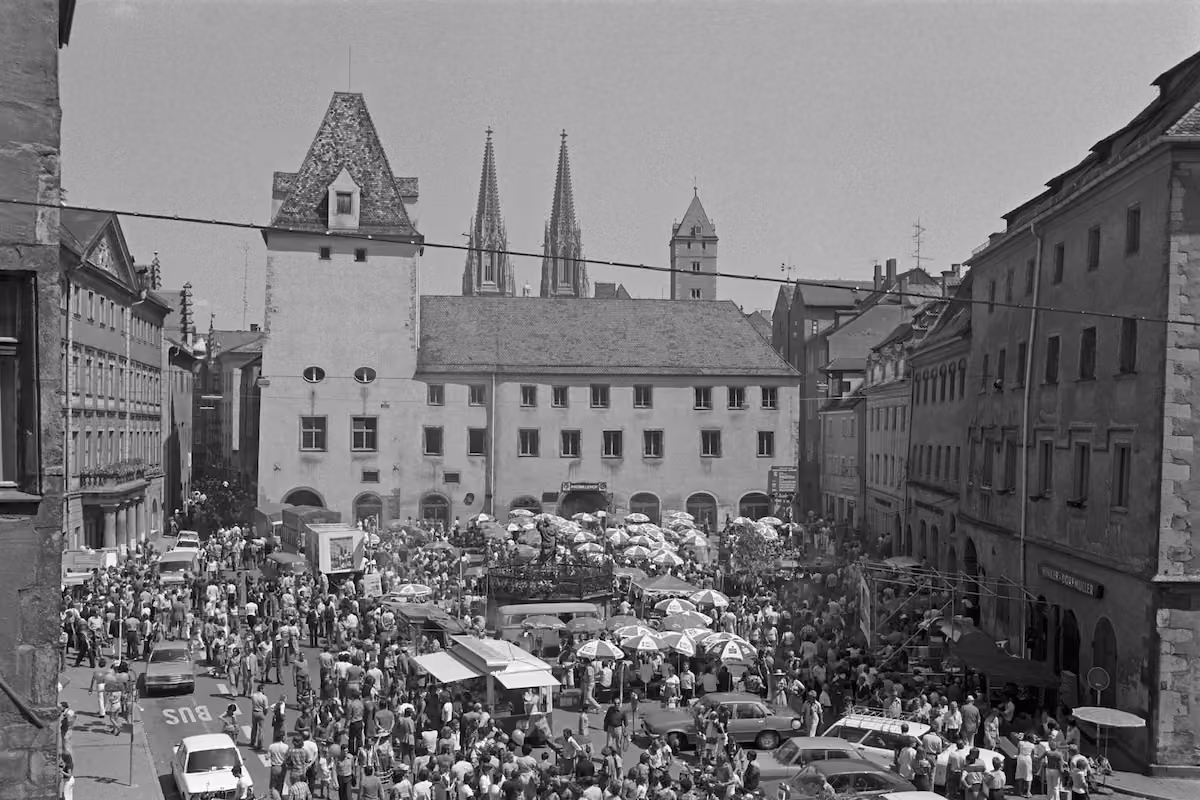 Blick über den dicht besuchten Neupfarrplatz beim Regensburger Bürgerfest 1977.