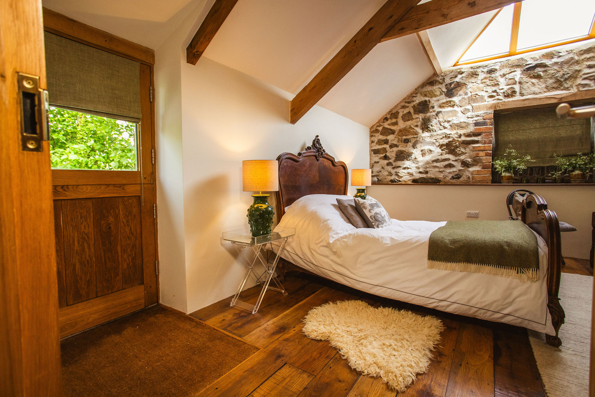 The Granary — 19th-century barn conversion with antique French bed, Borough Farm, Devon