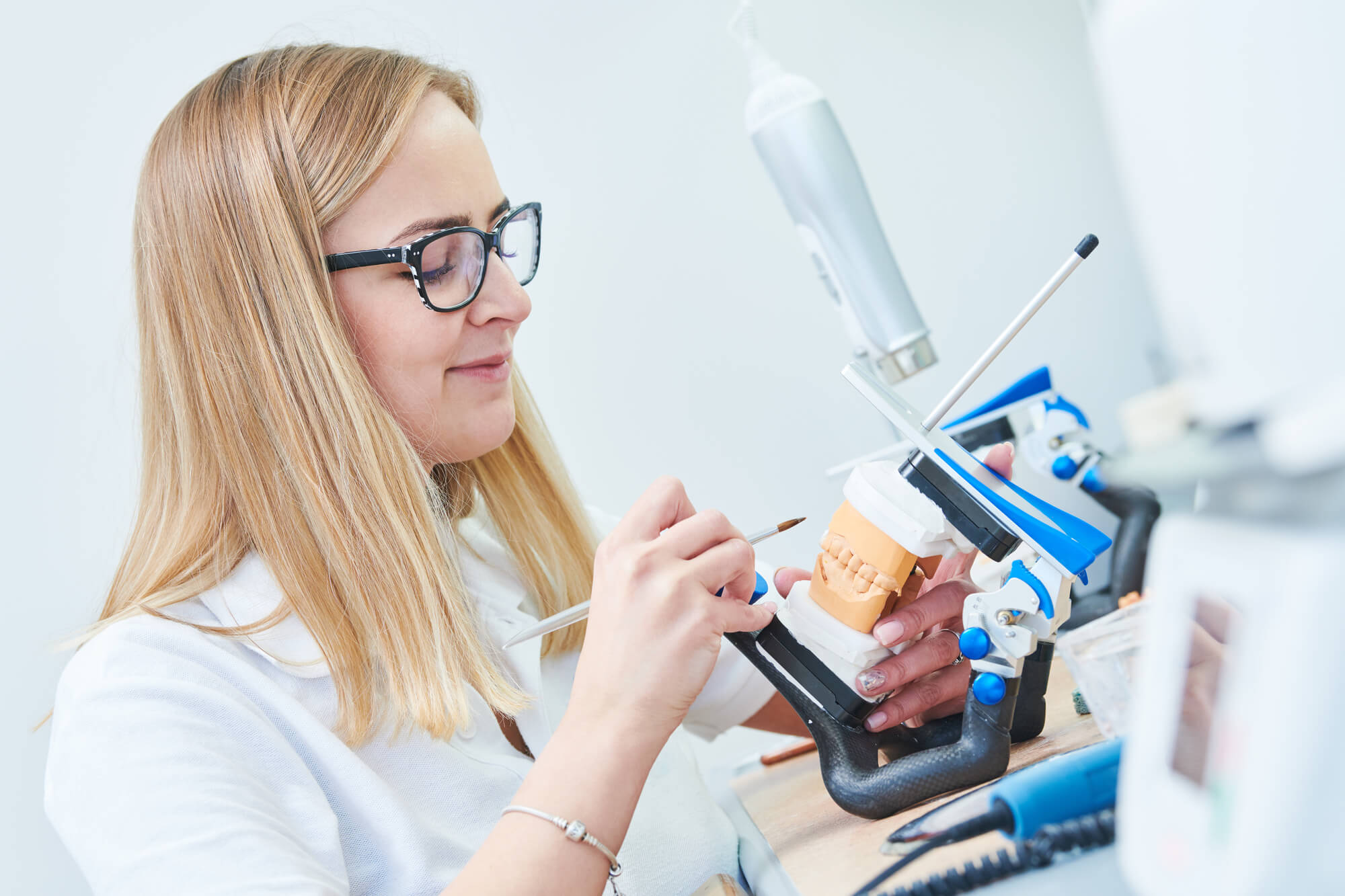 A prosthodontist in Pompano Beach making tooth replacements