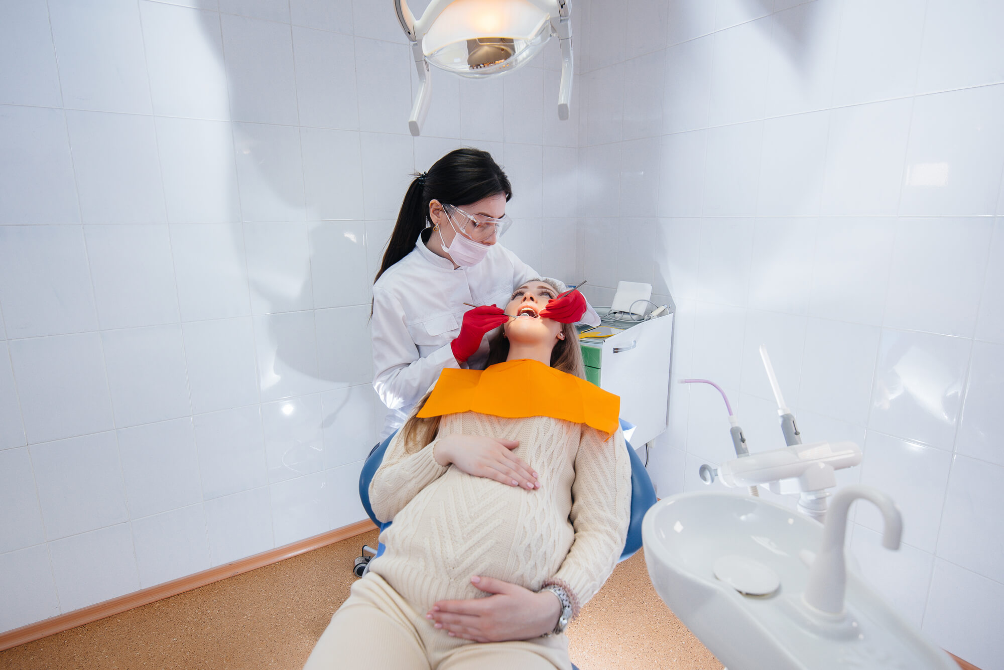 Pregnant-Woman-Visiting-a-Periodontist-in-Pompano-Beach