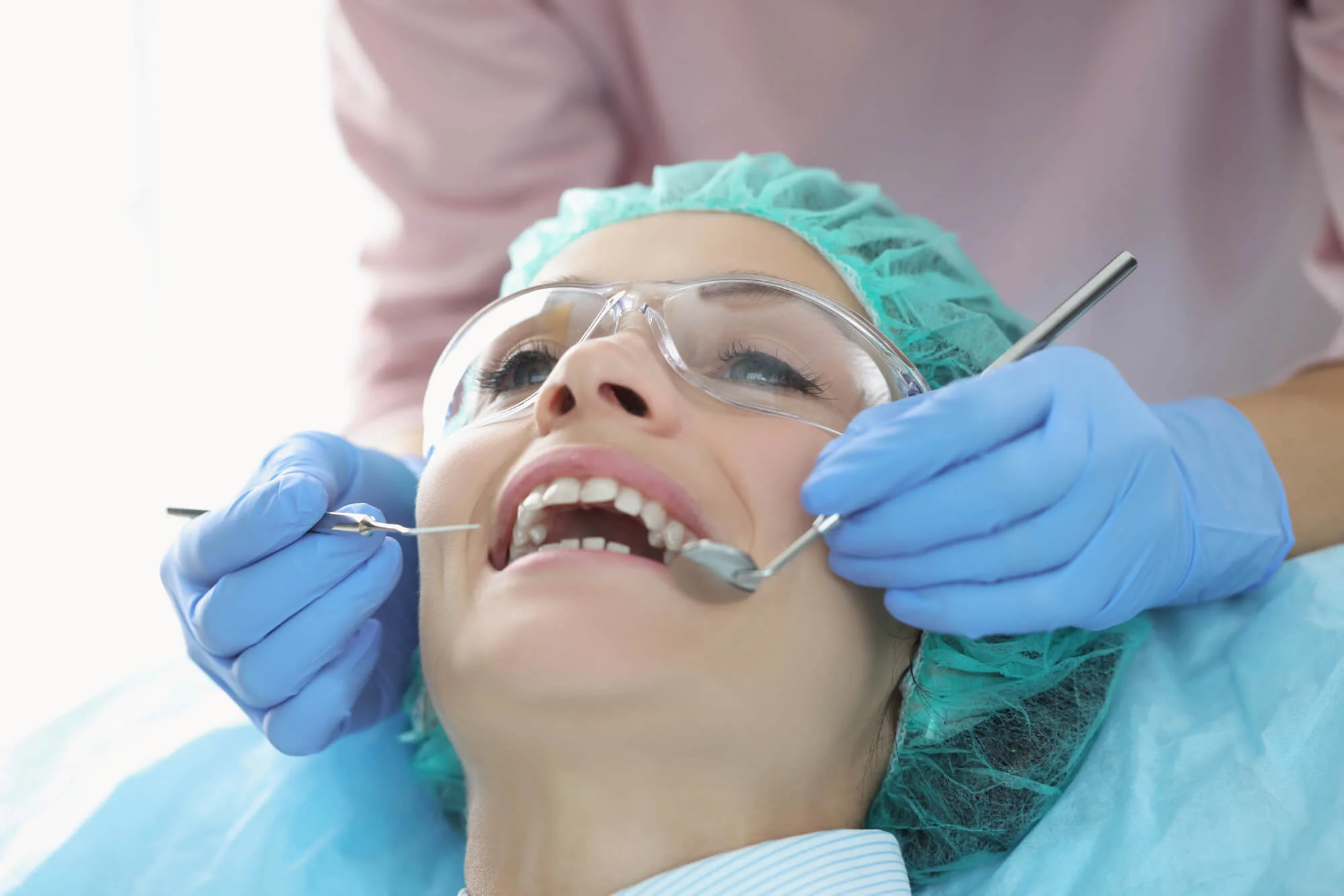 Patient-receiving-receiving-care-from-a-periodontist-in-Pompano-Beach