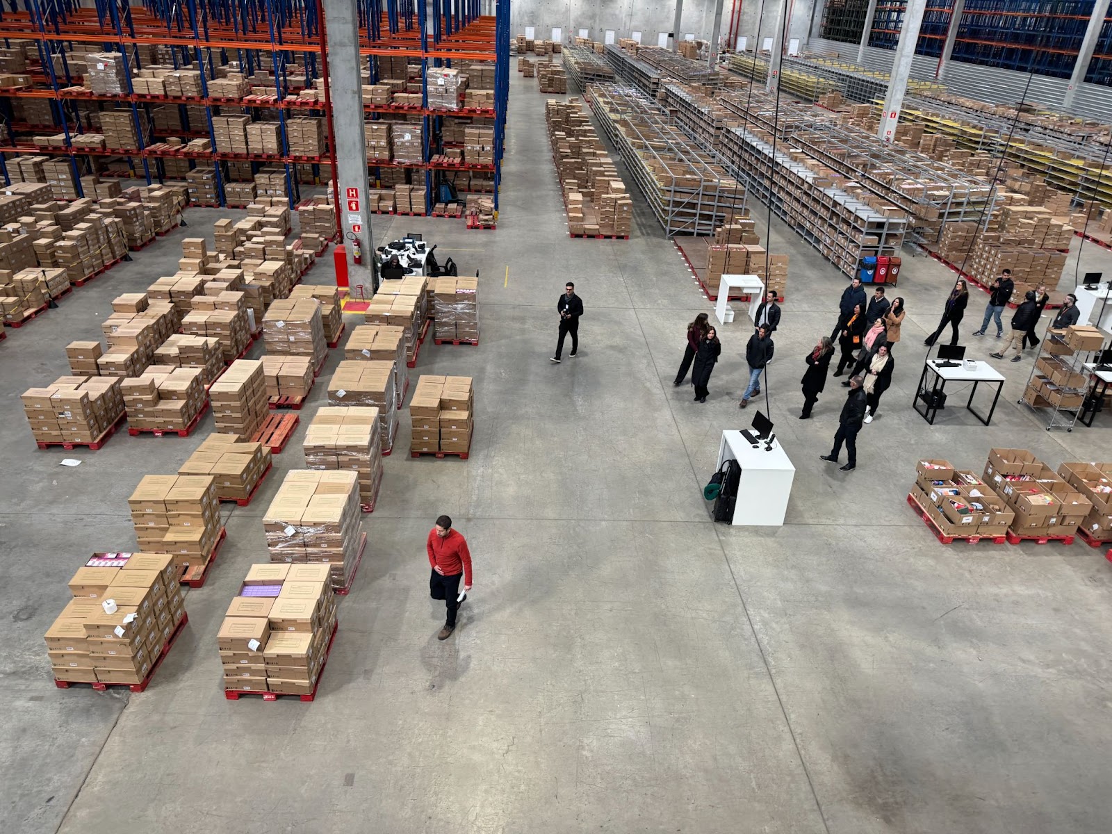 Vista interna do fulfillment center da Cubbo com diversos produtos prontos para envio.