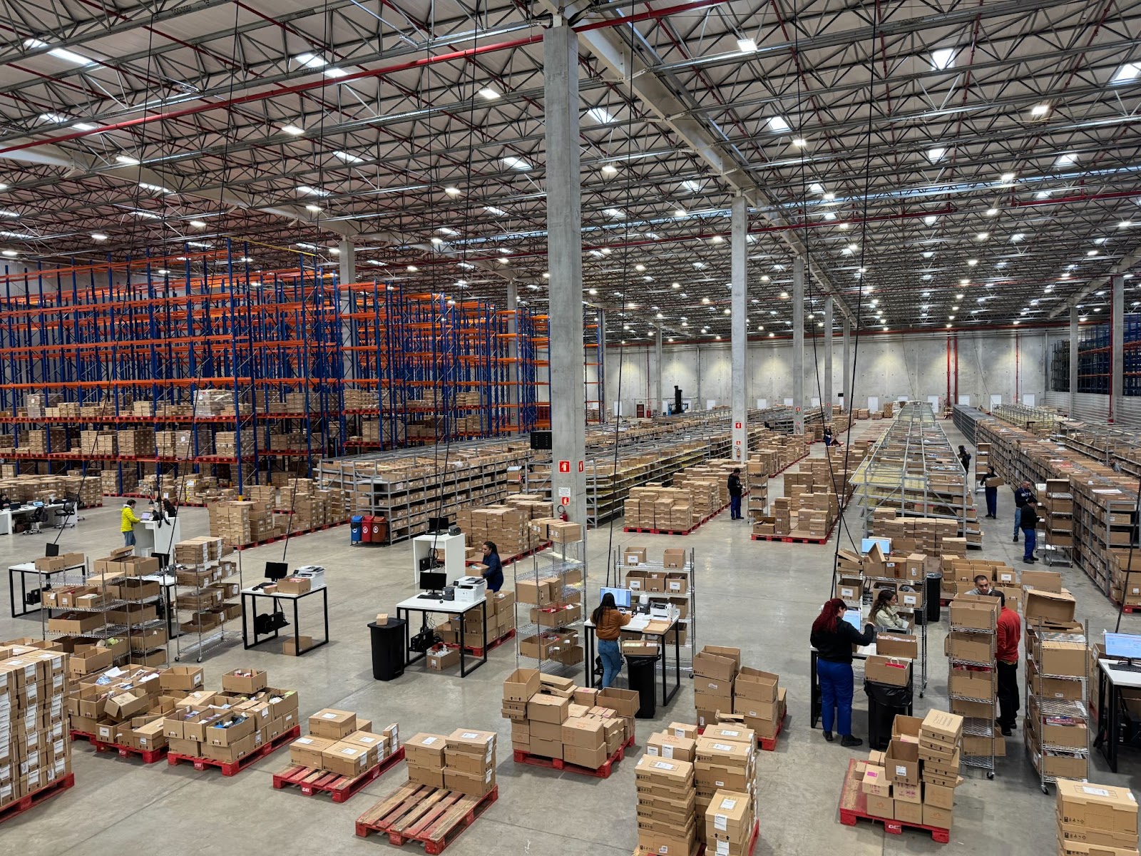Operação de picking e packing no galpão logístico da Cubbo, com separação de pedidos