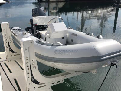 New L300F, the perfect choice as dinghy davit for tenders up to 660 lb (300kg)