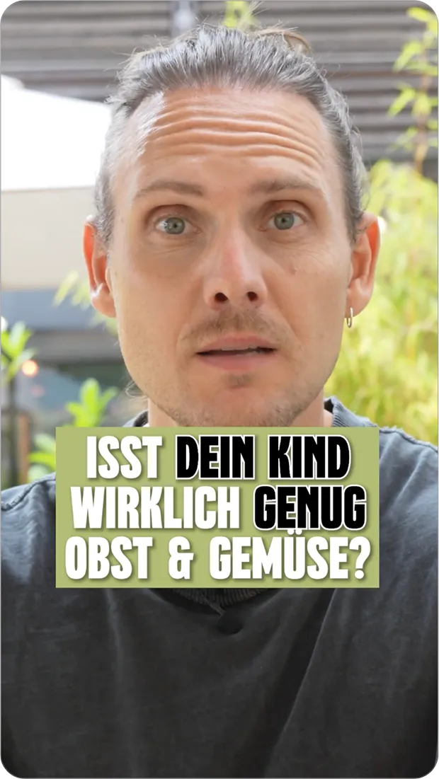 Ein Mann mit zusammengebundenen Haaren schaut direkt in die Kamera, mit einem Textfeld davor, das fragt: ‚Isst dein Kind wirklich genug Obst & Gemüse?‘
