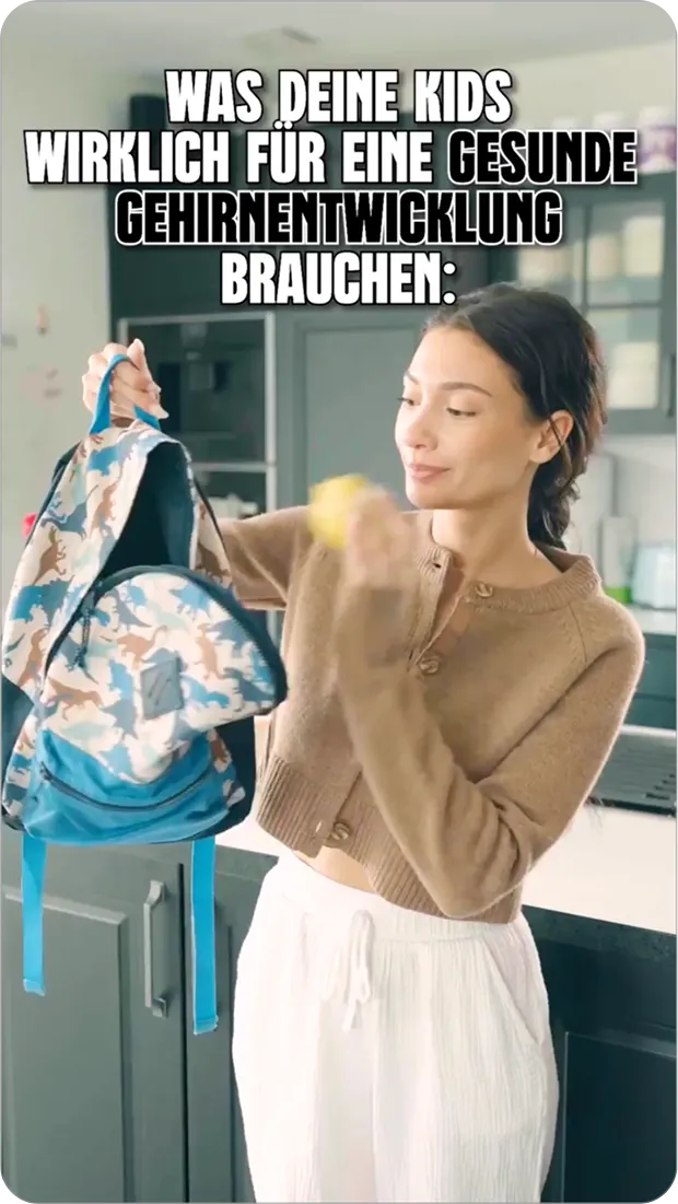 Frau packt einen Tornister mit einem Apfel, begleitet von der Überschrift 'Was deine Kids wirklich für eine gesunde Gehirnentwicklung brauchen'.