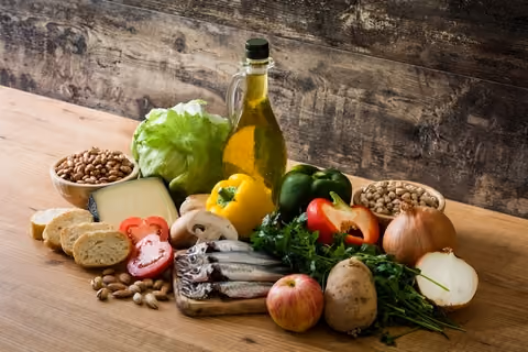 An anti-inflammatory diet is one of the knee inflammation treatment options.