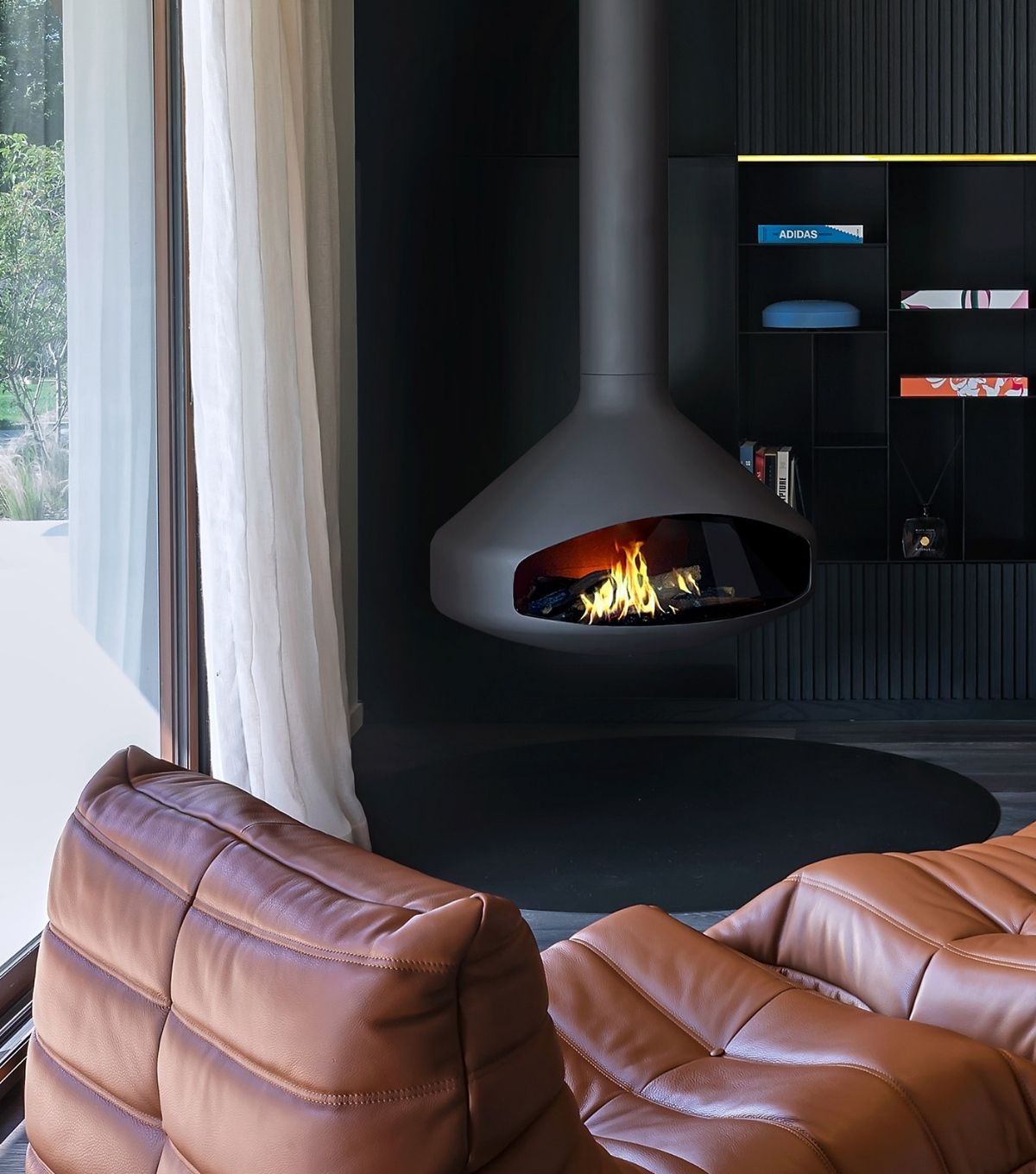 Corner fireplace - the Ergofocus holographic behind leather sofas