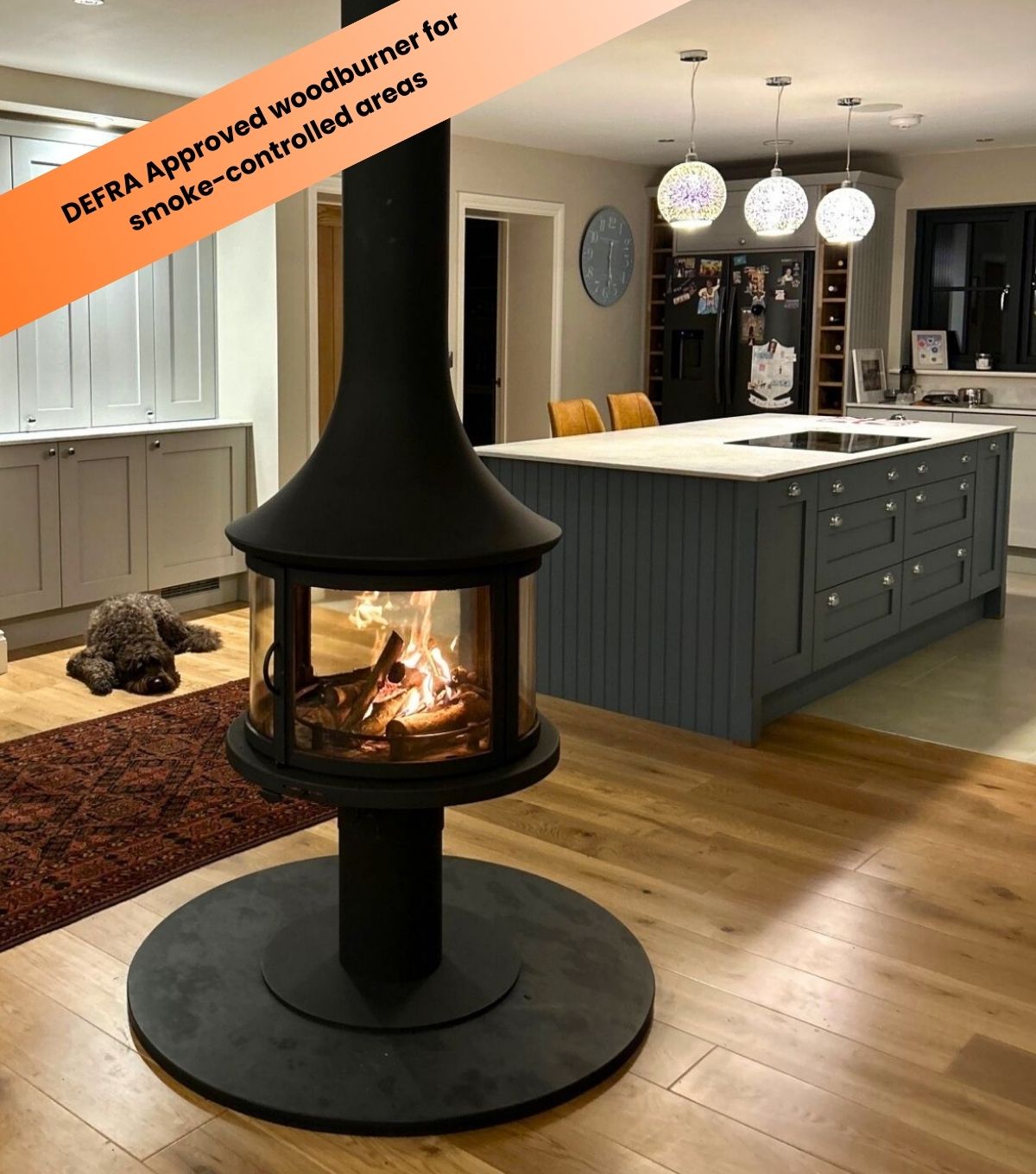 JC Bordelet central Lea in a glossy kitchen