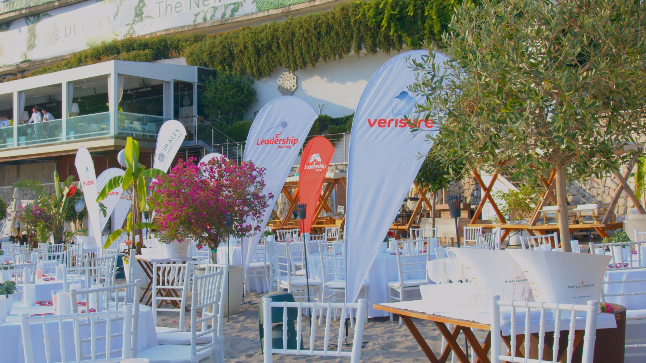 Сервировка столов в Dukley Beach & Bar для MICE-мероприятий или корпоративных праздников на пляже в Будве, Черногория.
