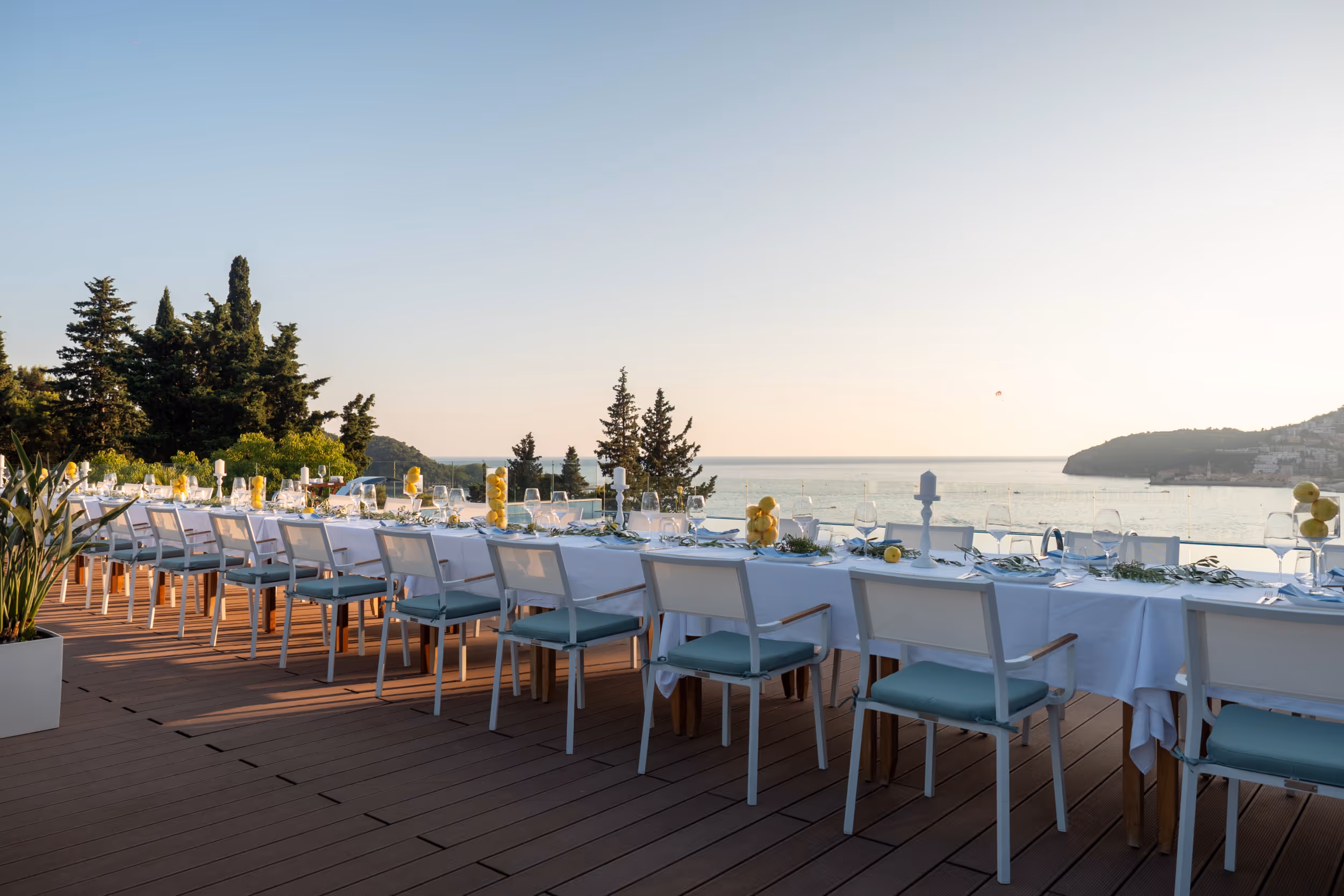 Сервировка столов для корпоративных мероприятий и тимбилдингов в клубе Infinity Pool Club с панорамным бассейном, уникальная обстановка с видом на Адратическое море и Будванскую Ривьеру.
