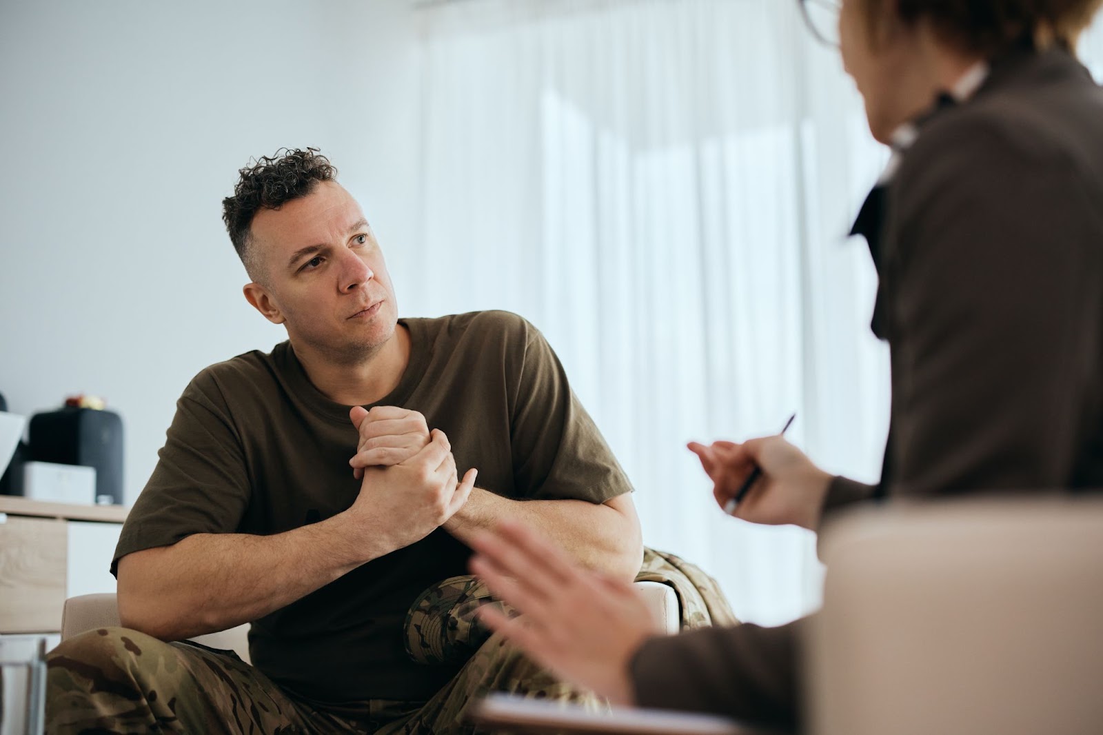 Military veteran discusses trauma with a therapist