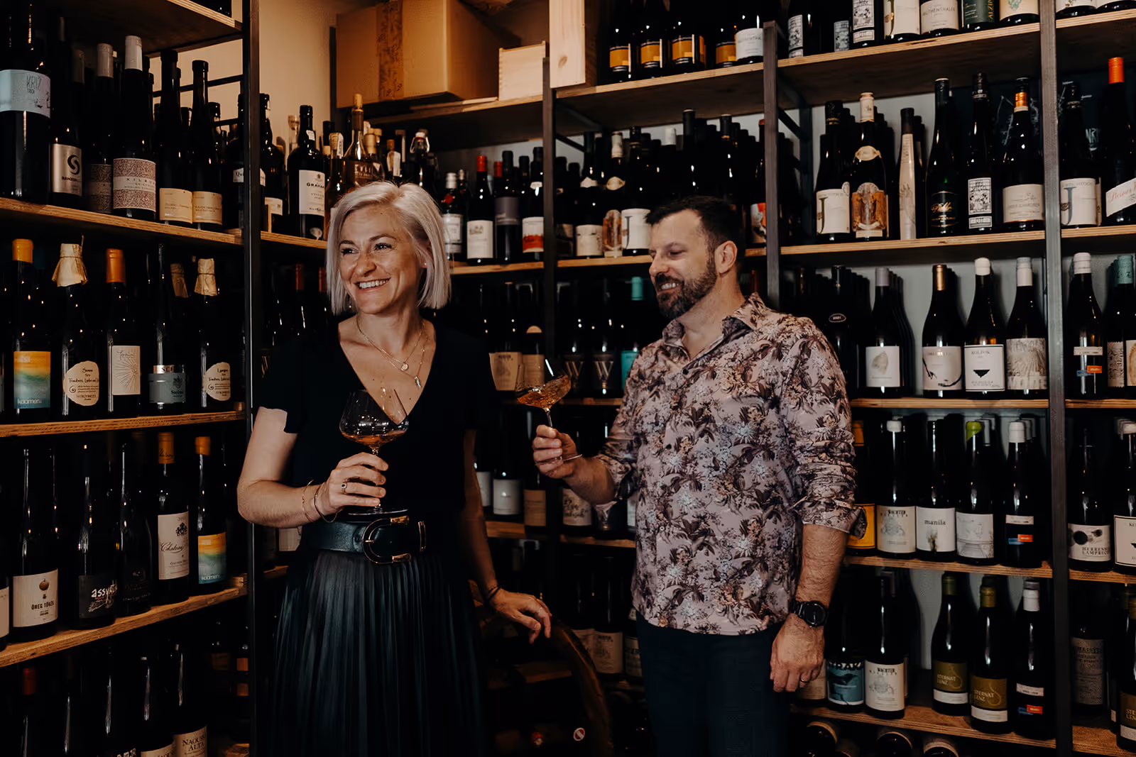 Julia & Heri im Weinkeller