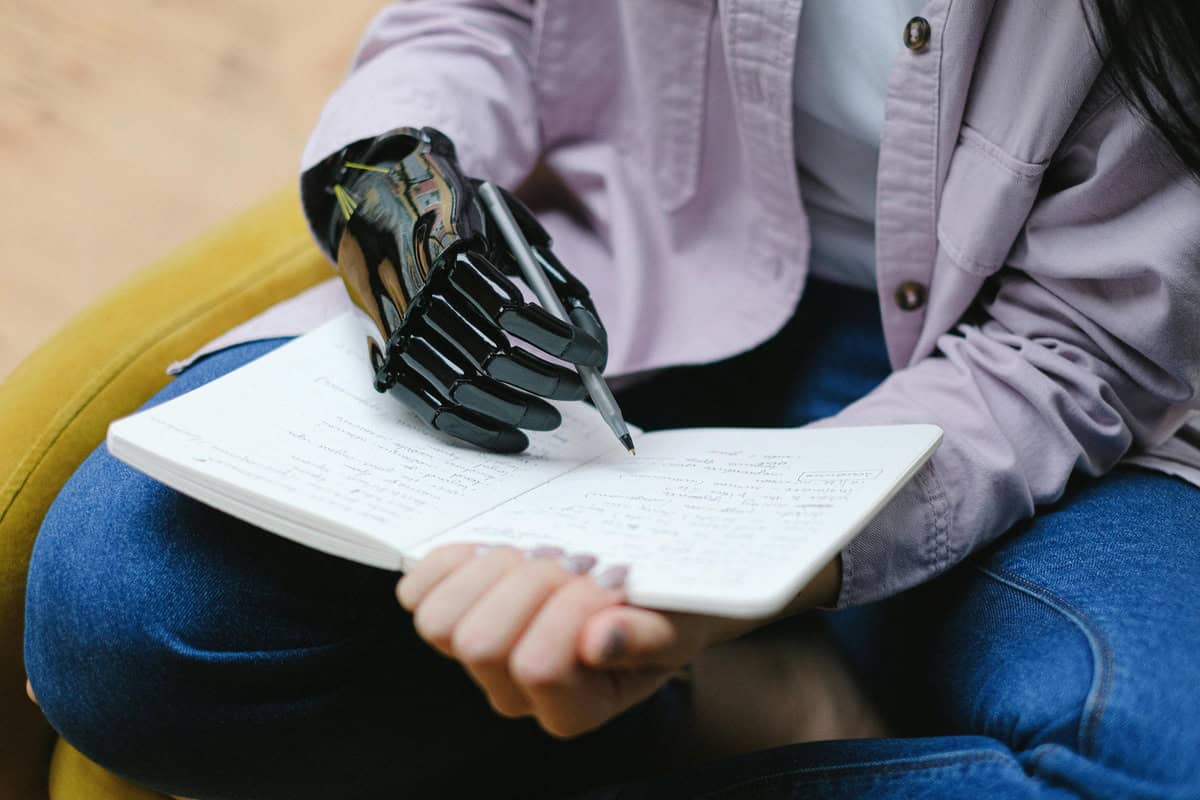 AI Journaling vs. Traditional Journaling - How to Choose